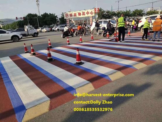 Permukaan Anti-Slip Berwarna di persimpangan jalan